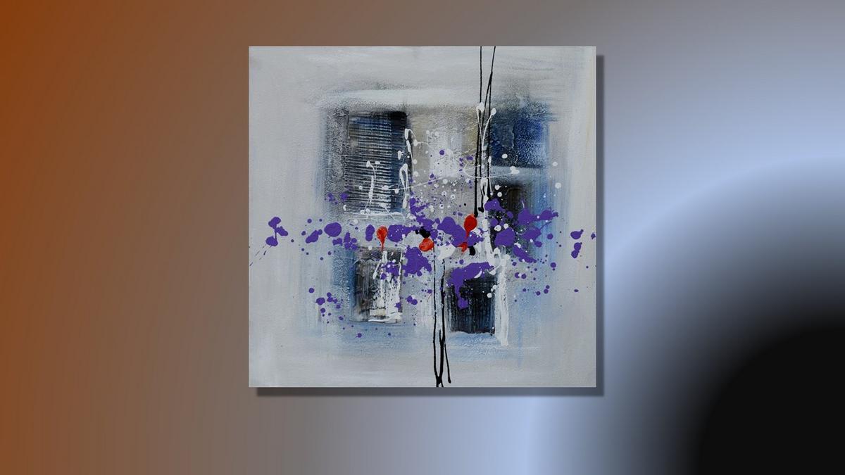 Handgemaltes abstraktes Ölbild auf Leinwand in Hellgrau, Dunkelblau und Violett mit Farbspritzern – Beispiel im Raum