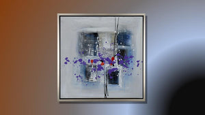 Handgemaltes abstraktes Ölbild auf Leinwand in Hellgrau, Dunkelblau und Violett mit Farbspritzern, mit silbernem Rahmen – Beispiel im Raum