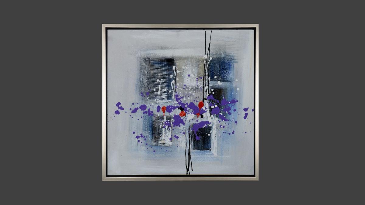 Handgemaltes abstraktes Ölbild auf Leinwand in Hellgrau, Dunkelblau und Violett mit Farbspritzern, mit silbernem Rahmen – Beispiel im Raum