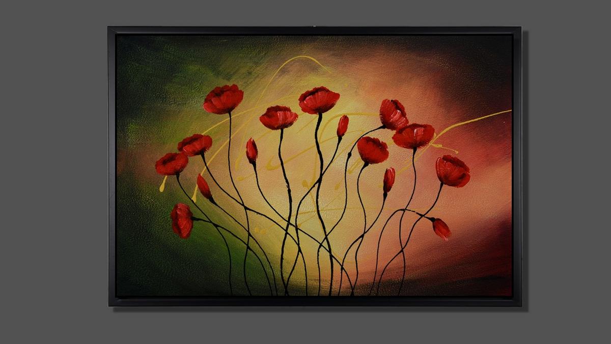 Handgemaltes Ölbild rote Mohnblumen auf dunklem Grund, Leinwand in Olivgrün, Schwarz und warmem Rot, mit schwarzem Rahmen – Beispiel im Raum