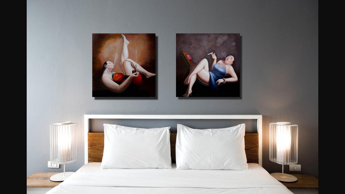 Handgemaltes Ölbild Dame mit Zigarette auf Leinwand, Frau im blauen Kleid im Sessel vor dunklem Hintergrund – Beispiel im Raum