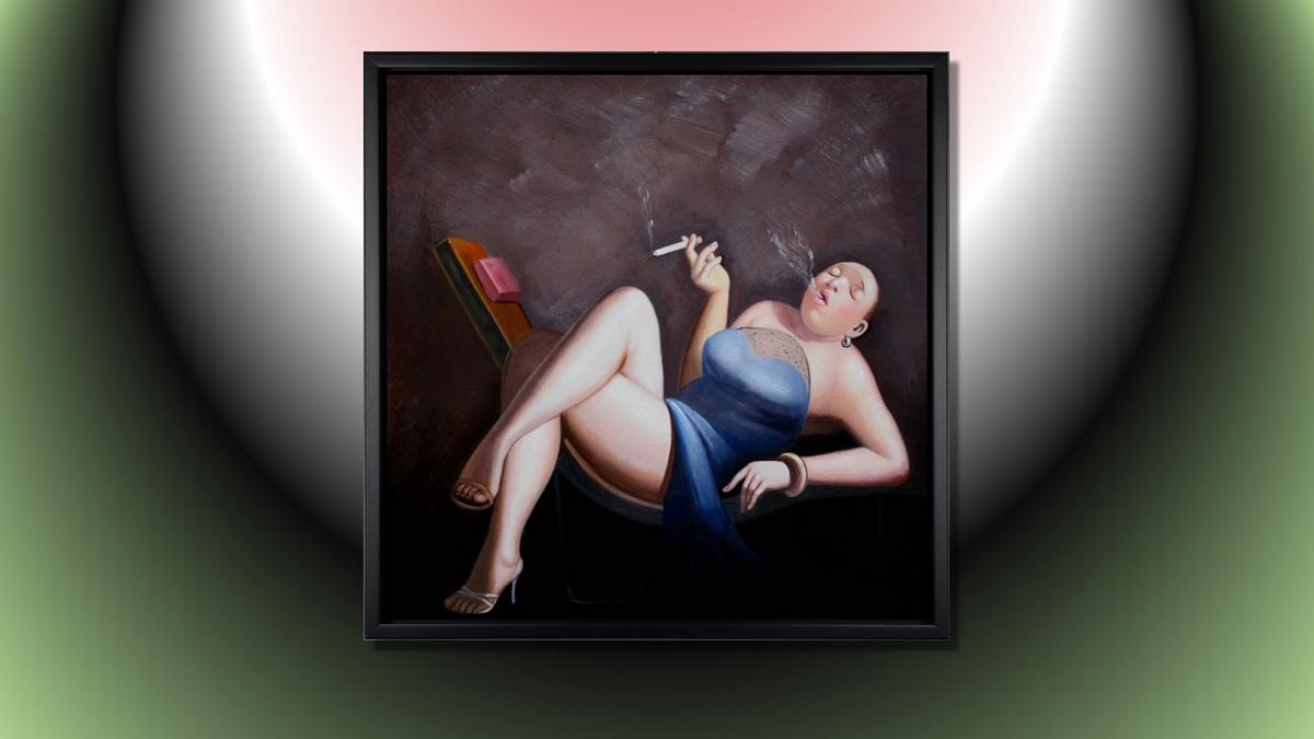 Handgemaltes Ölbild Dame mit Zigarette auf Leinwand, Frau im blauen Kleid im Sessel vor dunklem Hintergrund, mit schwarzem Rahmen – Beispiel im Raum