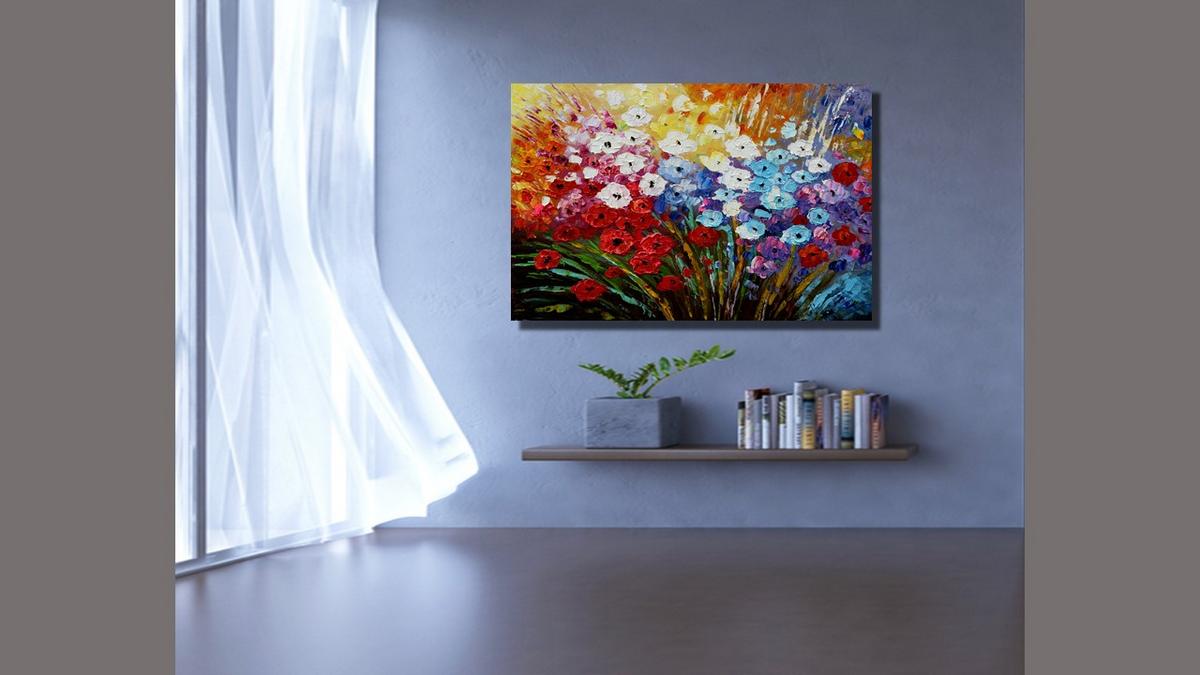 Handgemaltes Blumenbild in Öl auf Leinwand, Frühlingsblumen in Weiss, Blau, Rosa und Rot, Spachteltechnik – Beispiel im Raum