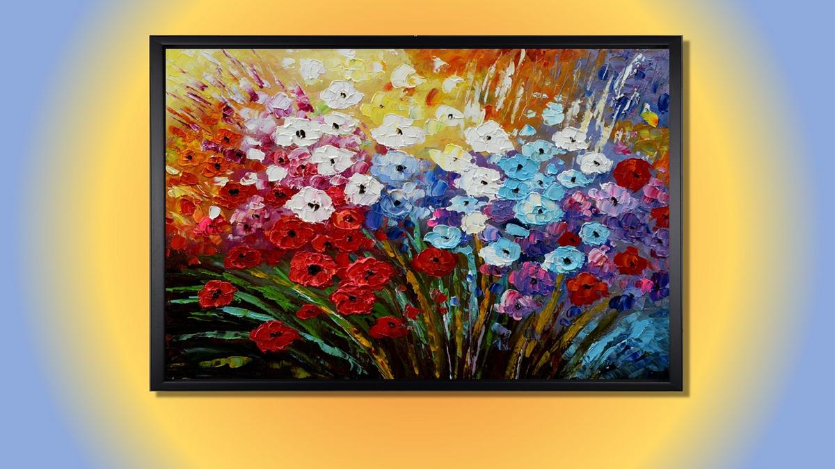 Handgemaltes Blumenbild in Öl auf Leinwand, Frühlingsblumen in Weiss, Blau, Rosa und Rot, Spachteltechnik, mit schwarzem Rahmen – Beispiel im Raum
