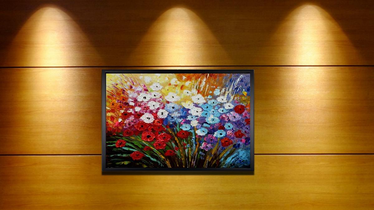 Handgemaltes Blumenbild in Öl auf Leinwand, Frühlingsblumen in Weiss, Blau, Rosa und Rot, Spachteltechnik, mit schwarzem Rahmen – Beispiel im Raum