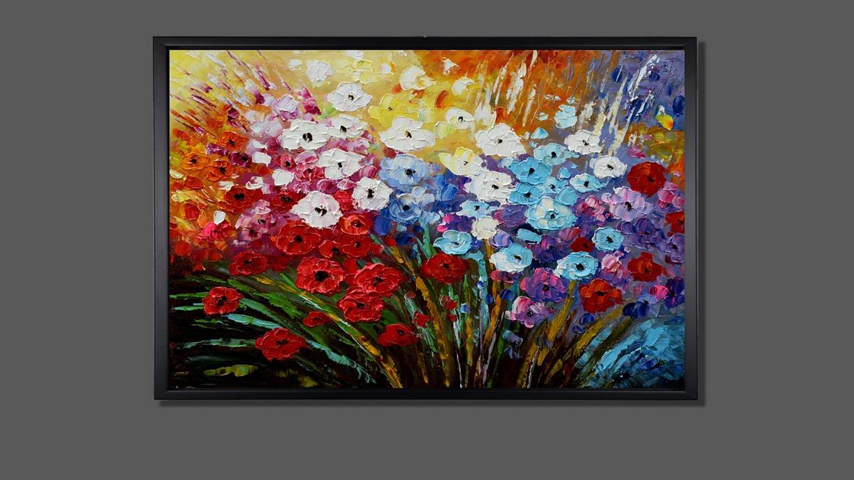 Handgemaltes Blumenbild in Öl auf Leinwand, Frühlingsblumen in Weiss, Blau, Rosa und Rot, Spachteltechnik, mit schwarzem Rahmen – Beispiel im Raum