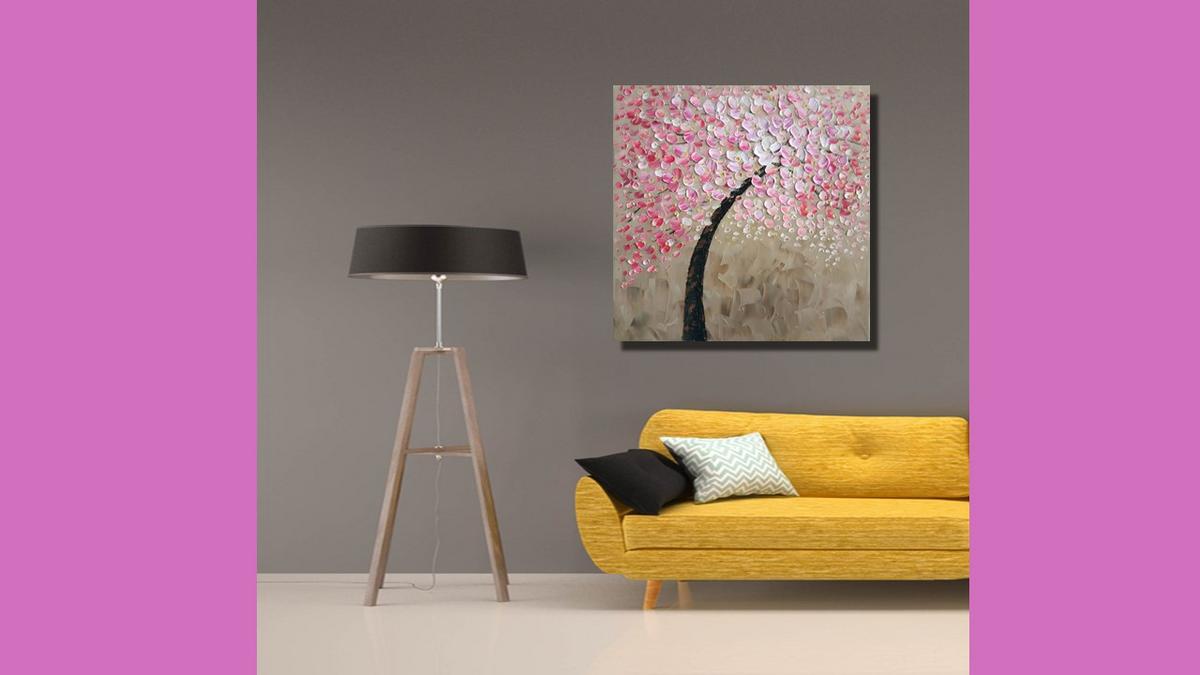 Handgemaltes Ölbild rosa Kirschblütenbaum auf Leinwand, reliefartige Spachtelblüten auf Sandbeige – Beispiel im Raum