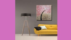 Handgemaltes Ölbild rosa Kirschblütenbaum auf Leinwand, reliefartige Spachtelblüten auf Sandbeige – Beispiel im Raum