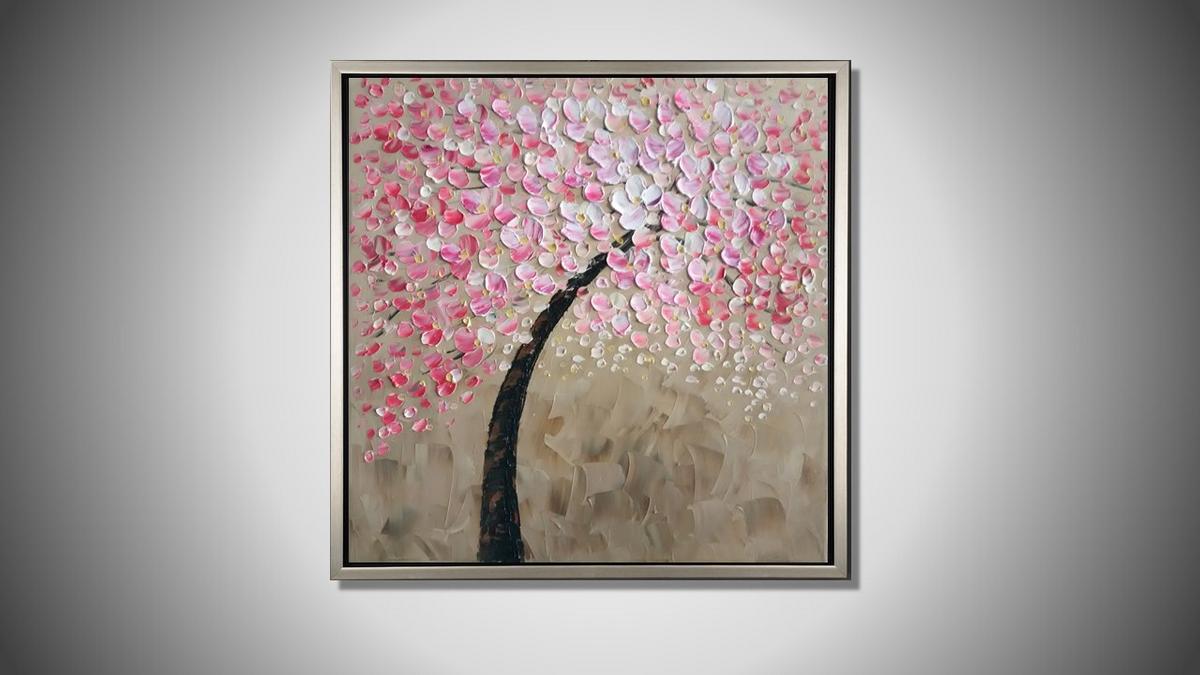 Handgemaltes Ölbild rosa Kirschblütenbaum auf Leinwand, reliefartige Spachtelblüten auf Sandbeige, mit silbernem Rahmen – Beispiel im Raum