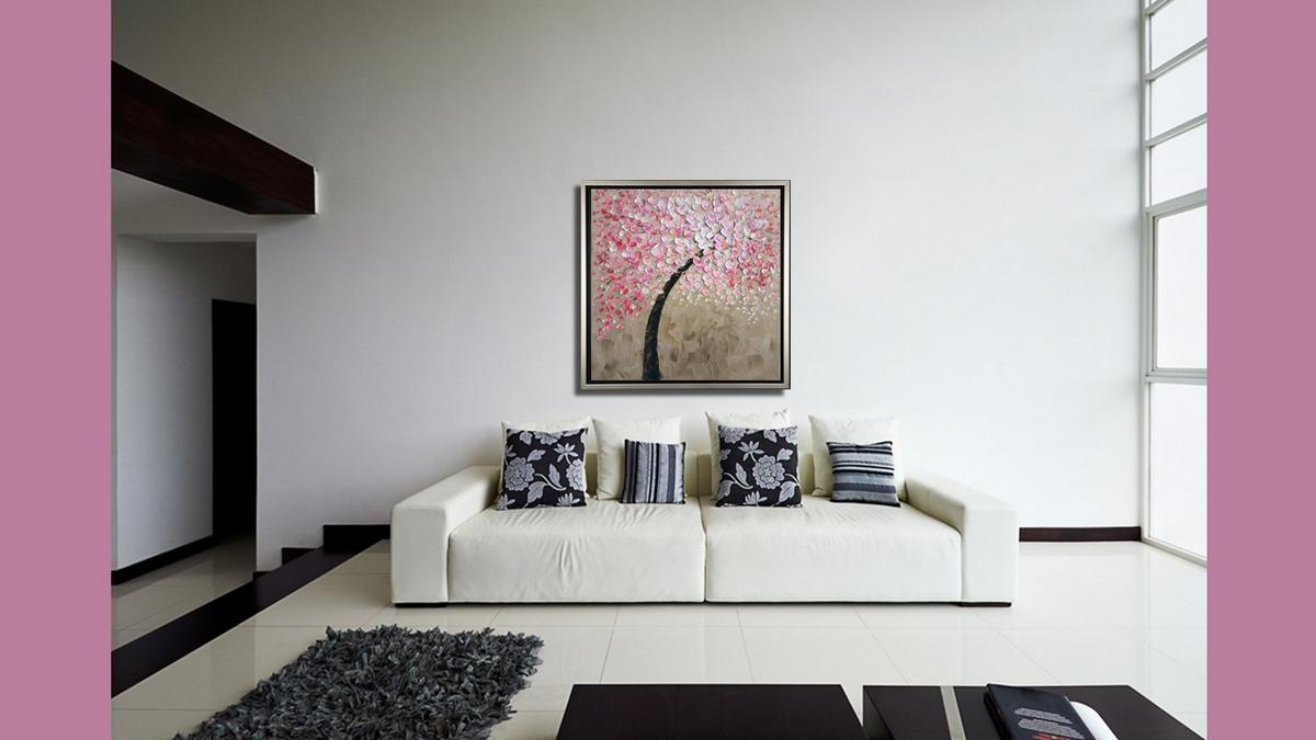 Handgemaltes Ölbild rosa Kirschblütenbaum auf Leinwand, reliefartige Spachtelblüten auf Sandbeige, mit silbernem Rahmen – Beispiel im Raum
