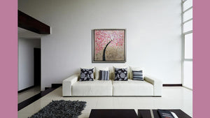 Handgemaltes Ölbild rosa Kirschblütenbaum auf Leinwand, reliefartige Spachtelblüten auf Sandbeige, mit silbernem Rahmen – Beispiel im Raum