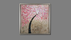Handgemaltes Ölbild rosa Kirschblütenbaum auf Leinwand, reliefartige Spachtelblüten auf Sandbeige, mit silbernem Rahmen – Beispiel im Raum