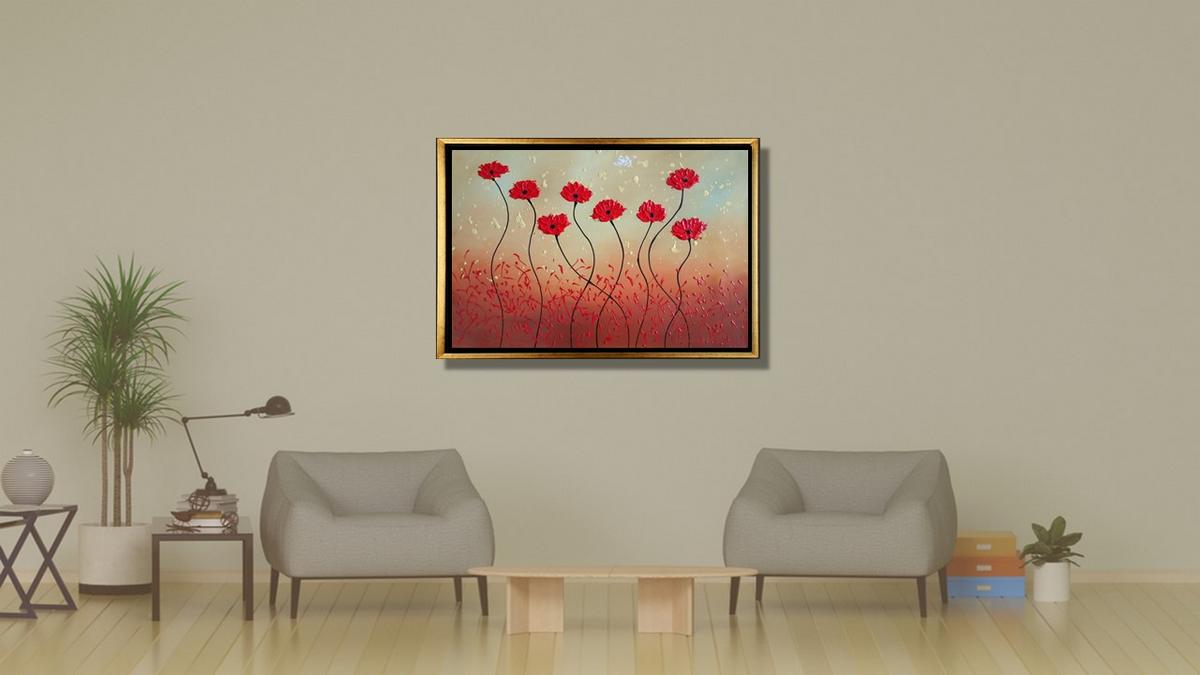 Handgemaltes Ölbild rote Mohnblumen im Wind auf Leinwand, lange Stiele vor Salbei, Beige und Rot, mit goldenem Rahmen – Beispiel im Raum