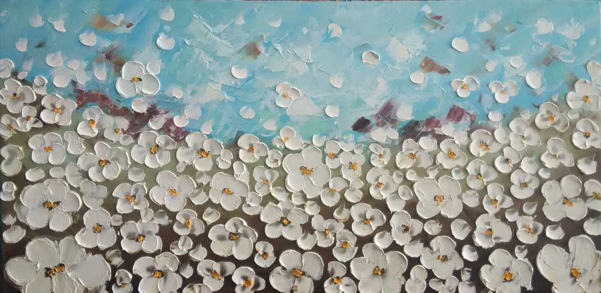 Handgemaltes Ölbild weisse Blütenwiese auf Leinwand, reliefartige Spachtelblüten unter hellblauem Himmel