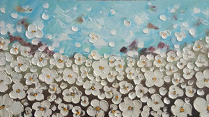 Handgemaltes Ölbild weisse Blütenwiese auf Leinwand, reliefartige Spachtelblüten unter hellblauem Himmel – Detailansicht