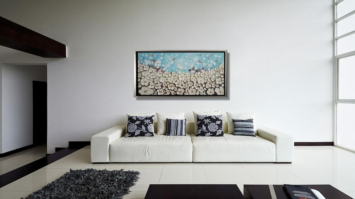 Handgemaltes Ölbild weisse Blütenwiese auf Leinwand, reliefartige Spachtelblüten unter hellblauem Himmel, mit silbernem Rahmen – Beispiel im Raum