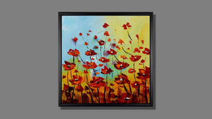 Handgemaltes Ölbild rote Mohnblumen im Sonnenlicht auf Leinwand, Himmel in Blau, Gelb und Orange, mit schwarzem Rahmen – Beispiel im Raum