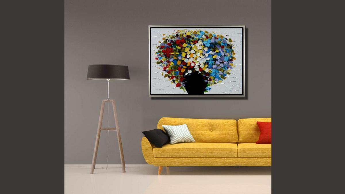 Handgemaltes Ölbild bunter Blumenstrauss in schwarzer Vase auf Leinwand, dicke Spachteltupfen, mit silbernem Rahmen – Beispiel im Raum