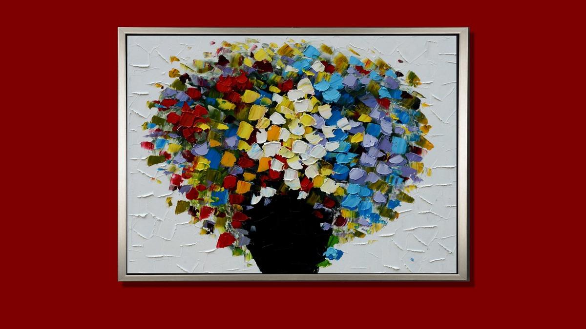 Handgemaltes Ölbild bunter Blumenstrauss in schwarzer Vase auf Leinwand, dicke Spachteltupfen, mit silbernem Rahmen – Beispiel im Raum