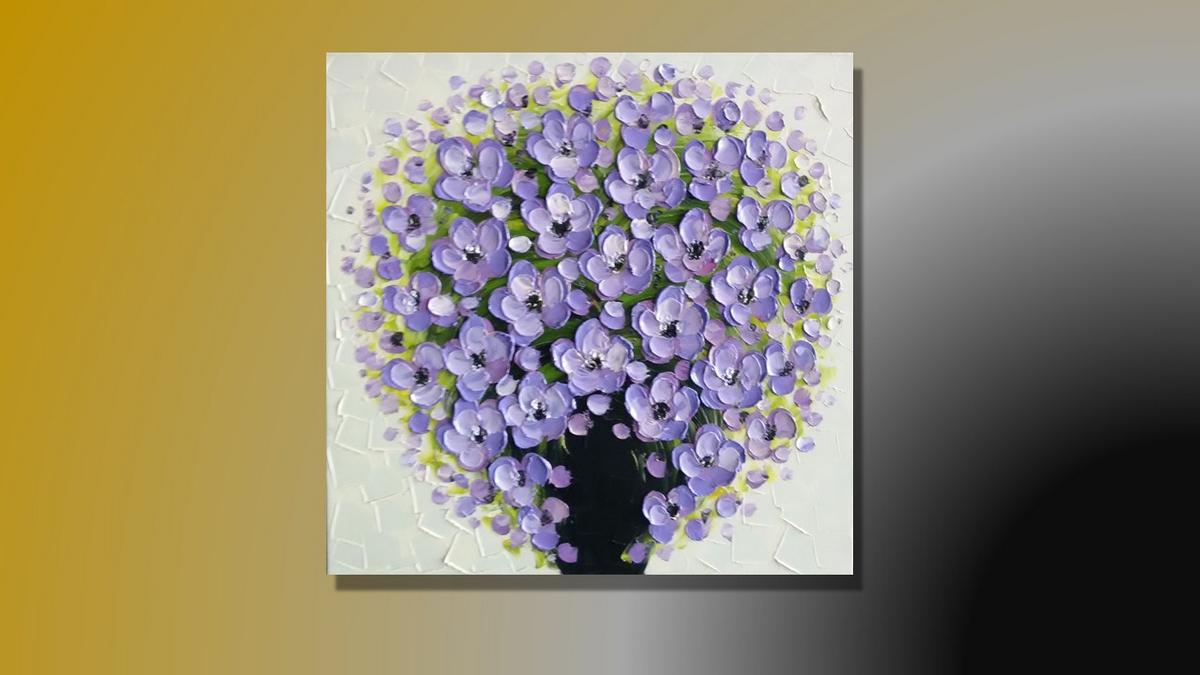 Handgemaltes Ölbild violetter Blumenstrauss in schwarzer Vase auf Leinwand, plastische Spachtelblüten – Beispiel im Raum
