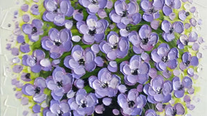Handgemaltes Ölbild violetter Blumenstrauss in schwarzer Vase auf Leinwand, plastische Spachtelblüten – Detailansicht