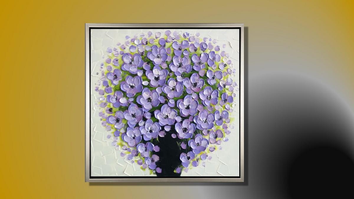 Handgemaltes Ölbild violetter Blumenstrauss in schwarzer Vase auf Leinwand, plastische Spachtelblüten, mit silbernem Rahmen – Beispiel im Raum