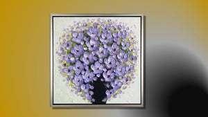 Handgemaltes Ölbild violetter Blumenstrauss in schwarzer Vase auf Leinwand, plastische Spachtelblüten, mit silbernem Rahmen – Beispiel im Raum