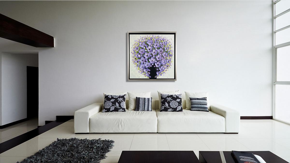 Handgemaltes Ölbild violetter Blumenstrauss in schwarzer Vase auf Leinwand, plastische Spachtelblüten, mit silbernem Rahmen – Beispiel im Raum