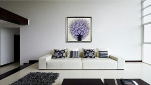 Handgemaltes Ölbild violetter Blumenstrauss in schwarzer Vase auf Leinwand, plastische Spachtelblüten, mit silbernem Rahmen – Beispiel im Raum