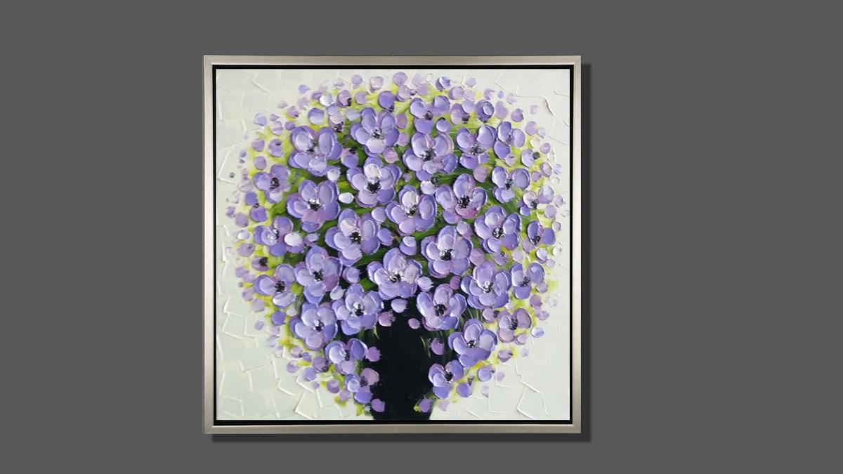 Handgemaltes Ölbild violetter Blumenstrauss in schwarzer Vase auf Leinwand, plastische Spachtelblüten, mit silbernem Rahmen – Beispiel im Raum