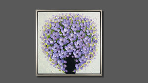 Handgemaltes Ölbild violetter Blumenstrauss in schwarzer Vase auf Leinwand, plastische Spachtelblüten, mit silbernem Rahmen – Beispiel im Raum