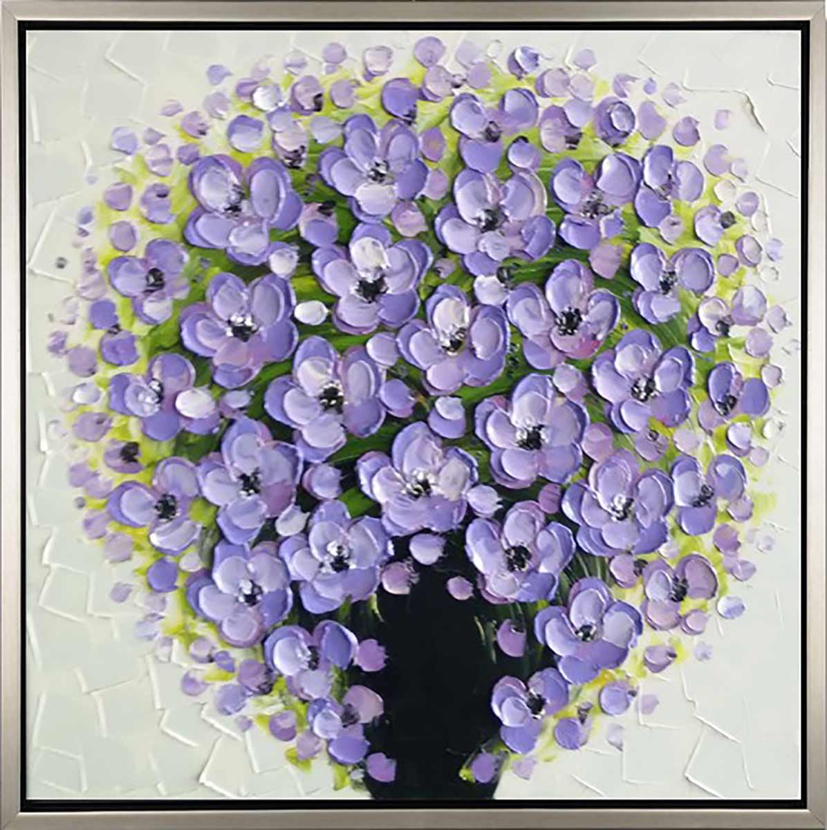 Handgemaltes Ölbild violetter Blumenstrauss in schwarzer Vase auf Leinwand, plastische Spachtelblüten, mit silbernem Rahmen