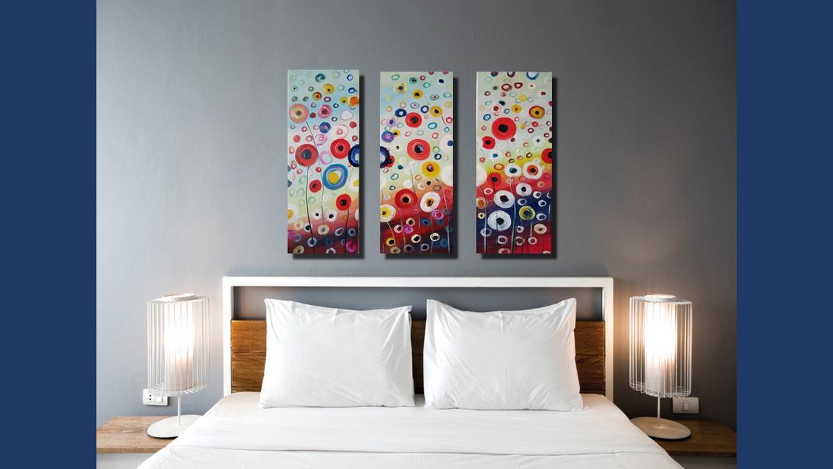 Handgemaltes Ölbild-Set mit bunten Kreisblumen auf Leinwand, drei Teile in Rot, Blau und Gelb – Beispiel im Raum