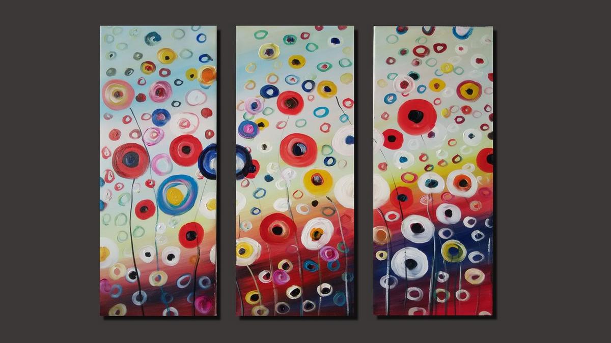 Handgemaltes Ölbild-Set mit bunten Kreisblumen auf Leinwand, drei Teile in Rot, Blau und Gelb – Beispiel im Raum