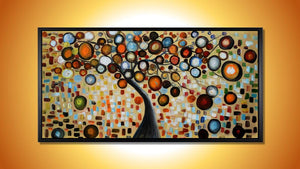Handgemaltes Ölbild Lebensbaum mit bunten Kreisen auf Leinwand, Mosaik in warmen Erdtönen, mit schwarzem Rahmen – Beispiel im Raum