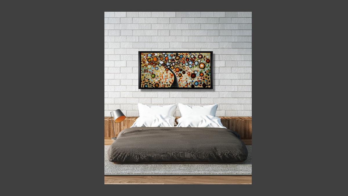 Handgemaltes Ölbild Lebensbaum mit bunten Kreisen auf Leinwand, Mosaik in warmen Erdtönen, mit schwarzem Rahmen – Beispiel im Raum