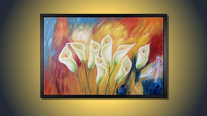 Handgemaltes Ölbild weisse Calla-Lilien auf Leinwand vor warmem Hintergrund in Orange, Rot und Gold, mit schwarzem Rahmen – Beispiel im Raum