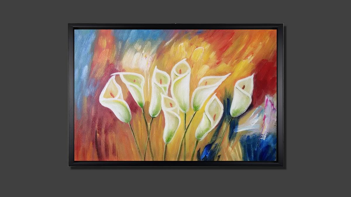 Handgemaltes Ölbild weisse Calla-Lilien auf Leinwand vor warmem Hintergrund in Orange, Rot und Gold, mit schwarzem Rahmen – Beispiel im Raum