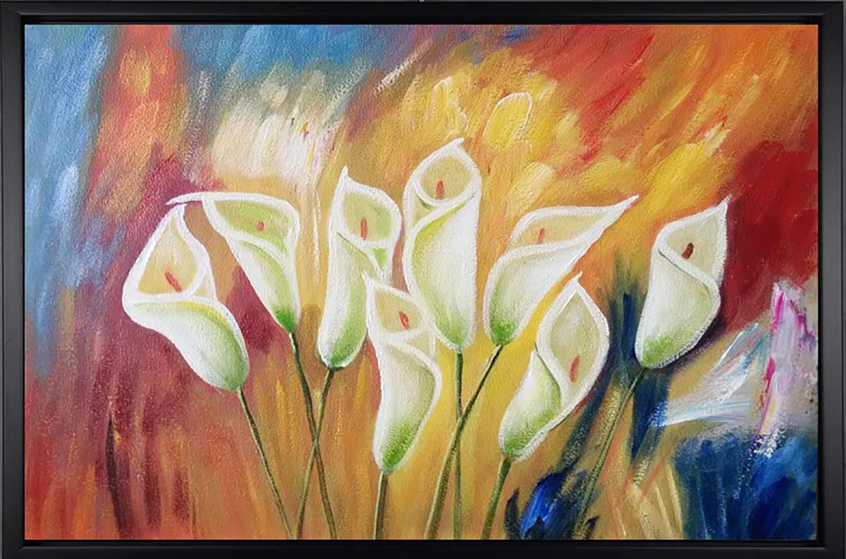 Handgemaltes Ölbild weisse Calla-Lilien auf Leinwand vor warmem Hintergrund in Orange, Rot und Gold, mit schwarzem Rahmen