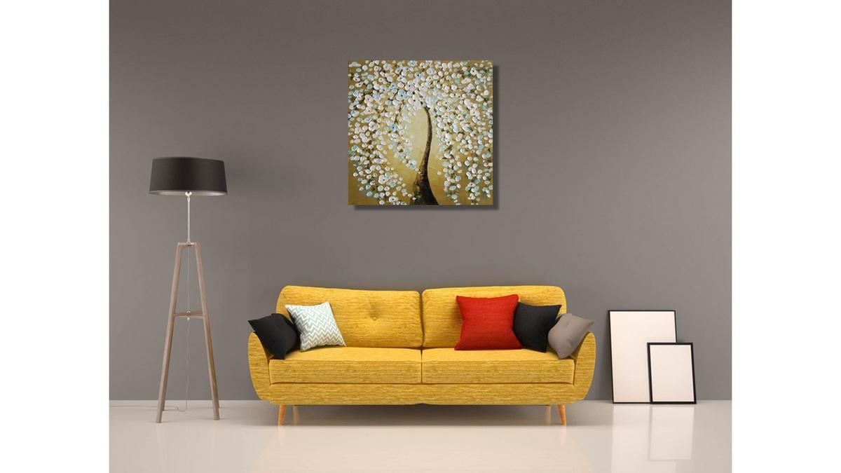 Handgemaltes Ölbild Baum mit weissen Blüten auf Leinwand, Spachtelrelief auf goldenem Hintergrund – Beispiel im Raum