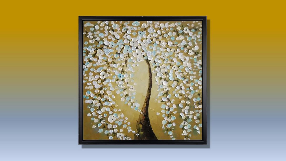 Handgemaltes Ölbild Baum mit weissen Blüten auf Leinwand, Spachtelrelief auf goldenem Hintergrund, mit schwarzem Rahmen – Beispiel im Raum