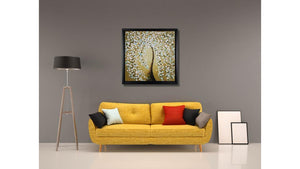 Handgemaltes Ölbild Baum mit weissen Blüten auf Leinwand, Spachtelrelief auf goldenem Hintergrund, mit schwarzem Rahmen – Beispiel im Raum