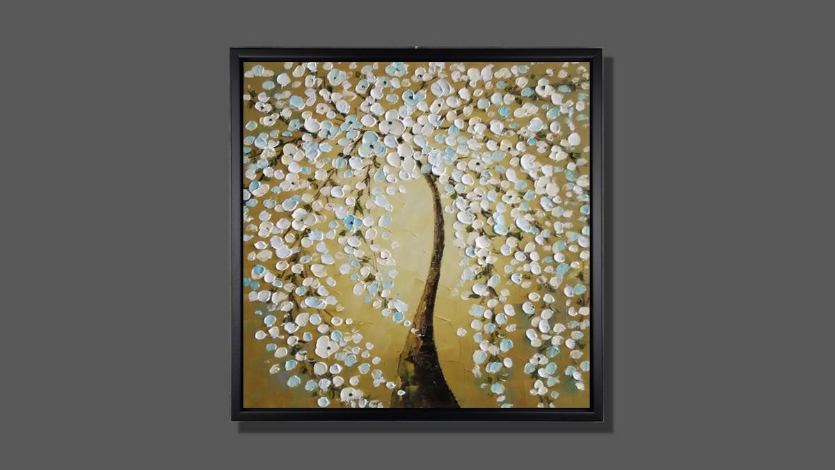 Handgemaltes Ölbild Baum mit weissen Blüten auf Leinwand, Spachtelrelief auf goldenem Hintergrund, mit schwarzem Rahmen – Beispiel im Raum