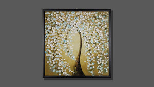Handgemaltes Ölbild Baum mit weissen Blüten auf Leinwand, Spachtelrelief auf goldenem Hintergrund, mit schwarzem Rahmen – Beispiel im Raum