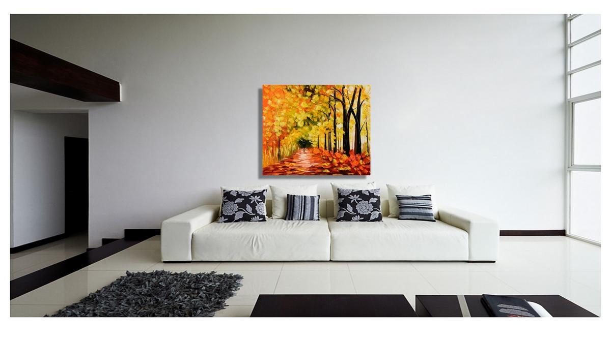 Handgemaltes Ölbild leuchtende Herbstallee mit Spaziergänger auf Leinwand, Gold, Orange und Rot, Spachtel – Beispiel im Raum