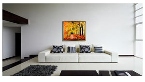 Handgemaltes Ölbild leuchtende Herbstallee mit Spaziergänger auf Leinwand, Gold, Orange und Rot, Spachtel, mit goldenem Rahmen – Beispiel im Raum