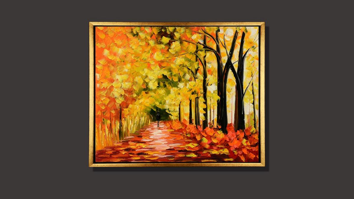 Handgemaltes Ölbild leuchtende Herbstallee mit Spaziergänger auf Leinwand, Gold, Orange und Rot, Spachtel, mit goldenem Rahmen – Beispiel im Raum
