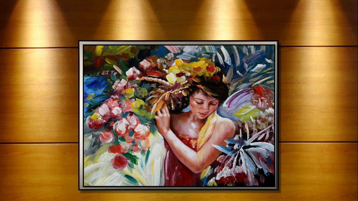 Handgemaltes Ölbild Porträt Frau mit Blumenkranz auf Leinwand, Rosen in Pink und Rot vor blauem Grund, mit silbernem Rahmen – Beispiel im Raum