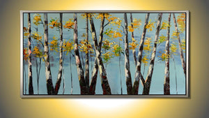 Handgemaltes Ölbild Birken mit gelbem Laub auf Leinwand, Panorama vor hellblauem Himmel, Spachteltechnik, mit silbernem Rahmen – Beispiel im Raum