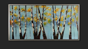 Handgemaltes Ölbild Birken mit gelbem Laub auf Leinwand, Panorama vor hellblauem Himmel, Spachteltechnik, mit silbernem Rahmen – Beispiel im Raum